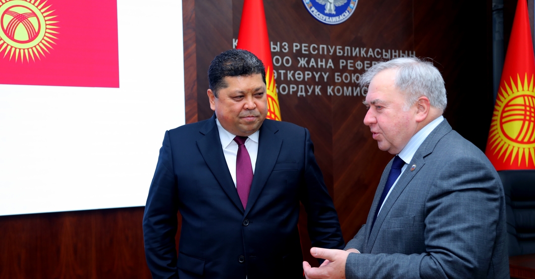 Председатель ЦИК КР Тынчтык Шайназаров встретился с делегацией Общественной палаты Российской Федерации
