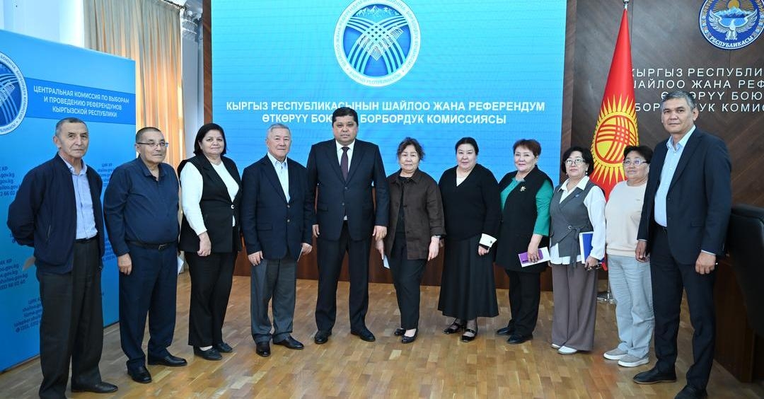 КР БШКнын төрагасы Тынчтык Шайназаров Улуулар күнүнө карата кызматкерлерди куттуктады